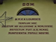 23 Scritta sulla facciata della chiesetta che ricorda l'alluvione del 1987 e la costruzione della nuova chiesa nel 1990